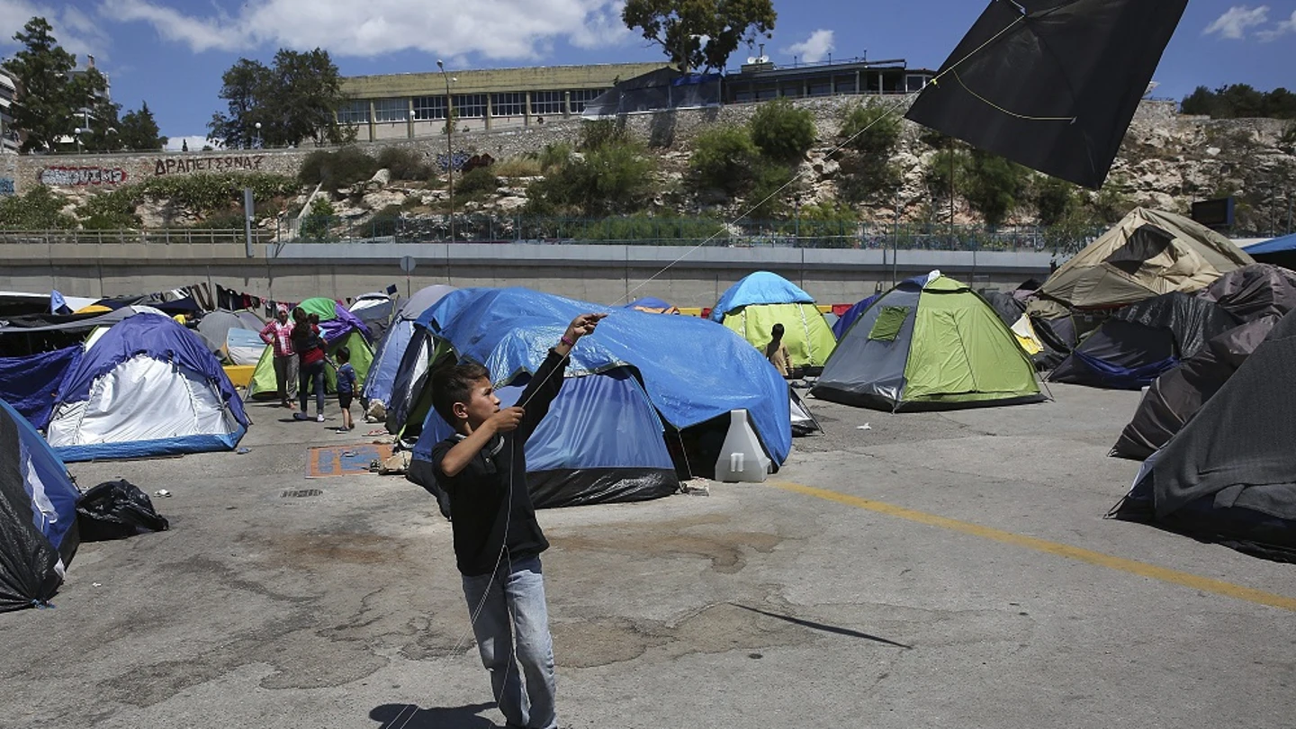 Un niño refugiado juega en el puerto del Pireo, Grecia. Un niño refugiado juega en el puerto del Pireo, Grecia.