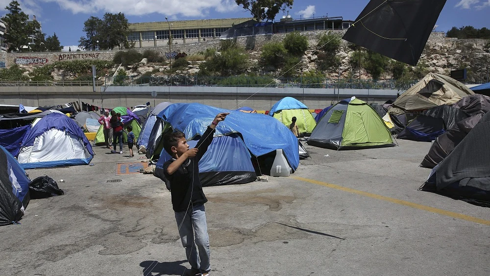 Un niño refugiado juega en el puerto del Pireo, Grecia.