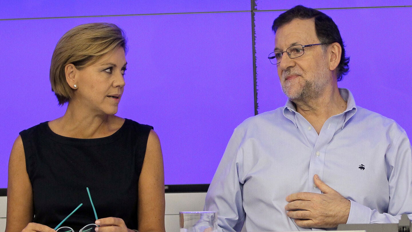 Cospedal y Rajoy conversando durante el Comit&eacute; Ejecutivo Nacional del PP.