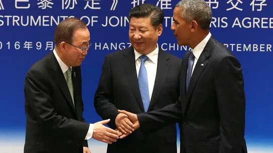 El presidente chino, Xi Jinping, el de EEUU, Barack Obama y el secretario general de la ONU, Ban Ki-moon, estrechando las manos tras el acuerdo. El presidente chino, Xi Jinping, el de EEUU, Barack Obama y el secretario general de la ONU, Ban Ki-moon, estrechando las manos tras el acuerdo.