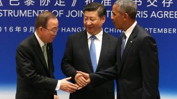 El presidente chino, Xi Jinping, el de EEUU, Barack Obama y el secretario general de la ONU, Ban Ki-moon, estrechando las manos tras el acuerdo.