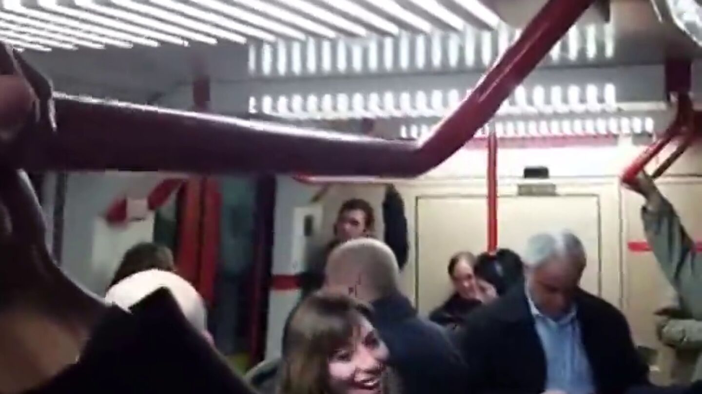Frame 15.430102 de: Una conductora del metro revela una infidelidad a los pasajeros tras dejarse el micr&oacute;fono encendido