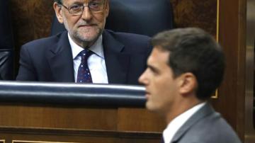  El presidente de Ciudadanos, Albert Rivera, pasa delante del escaño del presidente del Gobierno en funciones, Mariano Rajoy, durante la tercera sesión del debate de investidura