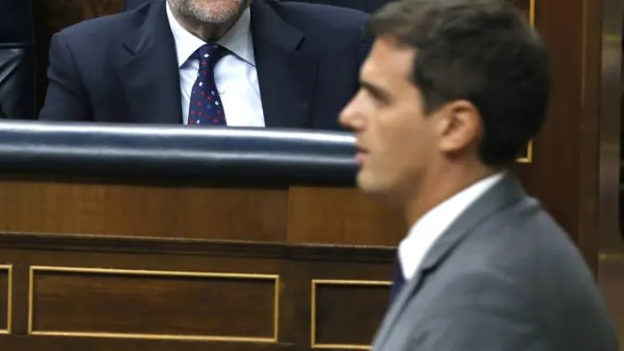  El presidente de Ciudadanos, Albert Rivera, pasa delante del escaño del presidente del Gobierno en funciones, Mariano Rajoy, durante la tercera sesión del debate de investidura