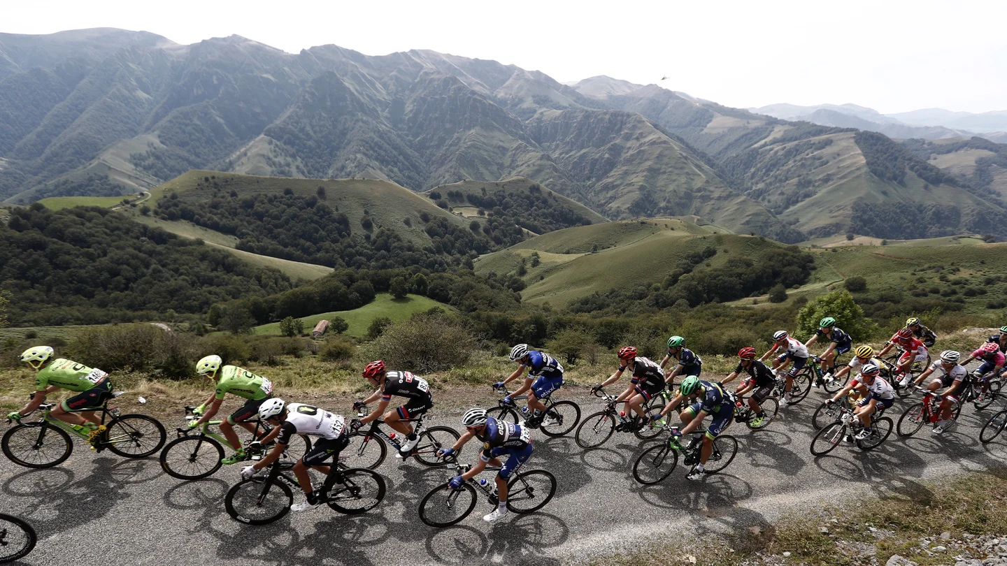 El pelotón durante la 14ª etapa de la Vuelta 2016 El pelotón durante la 14ª etapa de la Vuelta 2016