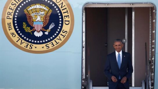 El presidente Barack Obama baja del avi&oacute;n al llegar al aeropuerto internacional de Hangzhou (China)