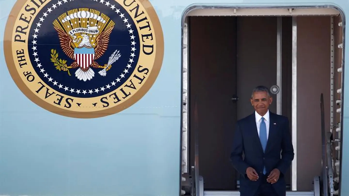 El presidente Barack Obama baja del avión al llegar al aeropuerto internacional de Hangzhou (China) El presidente Barack Obama baja del avión al llegar al aeropuerto internacional de Hangzhou (China)