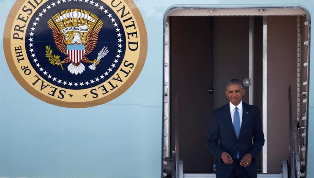 El presidente Barack Obama baja del avión al llegar al aeropuerto internacional de Hangzhou (China)