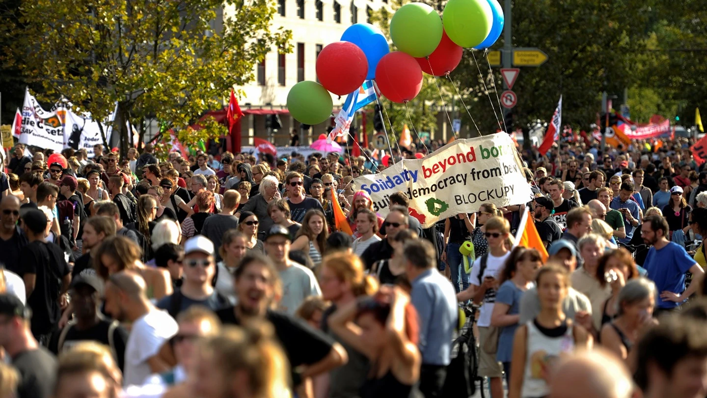 Miles de personas de manifiestan en Berlín contra el racismo y el populismo Miles de personas de manifiestan en Berlín contra el racismo y el populismo