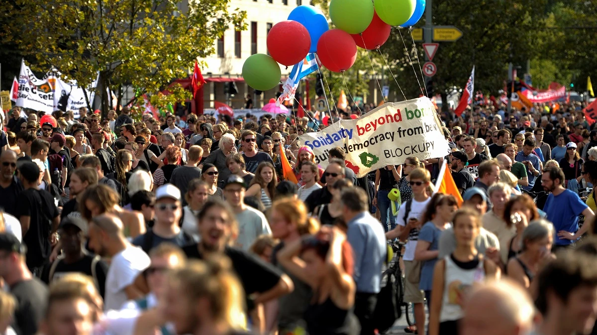 Miles de personas de manifiestan en Berlín contra el racismo y el populismo Miles de personas de manifiestan en Berlín contra el racismo y el populismo