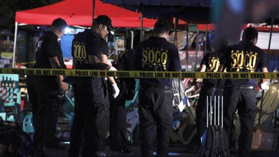 Un Polic&iacute;a Nacional filipino de la SOCO recoge evidencias tras la explosi&oacute;n ocurrida en un mercado en Davao, Filipinas
