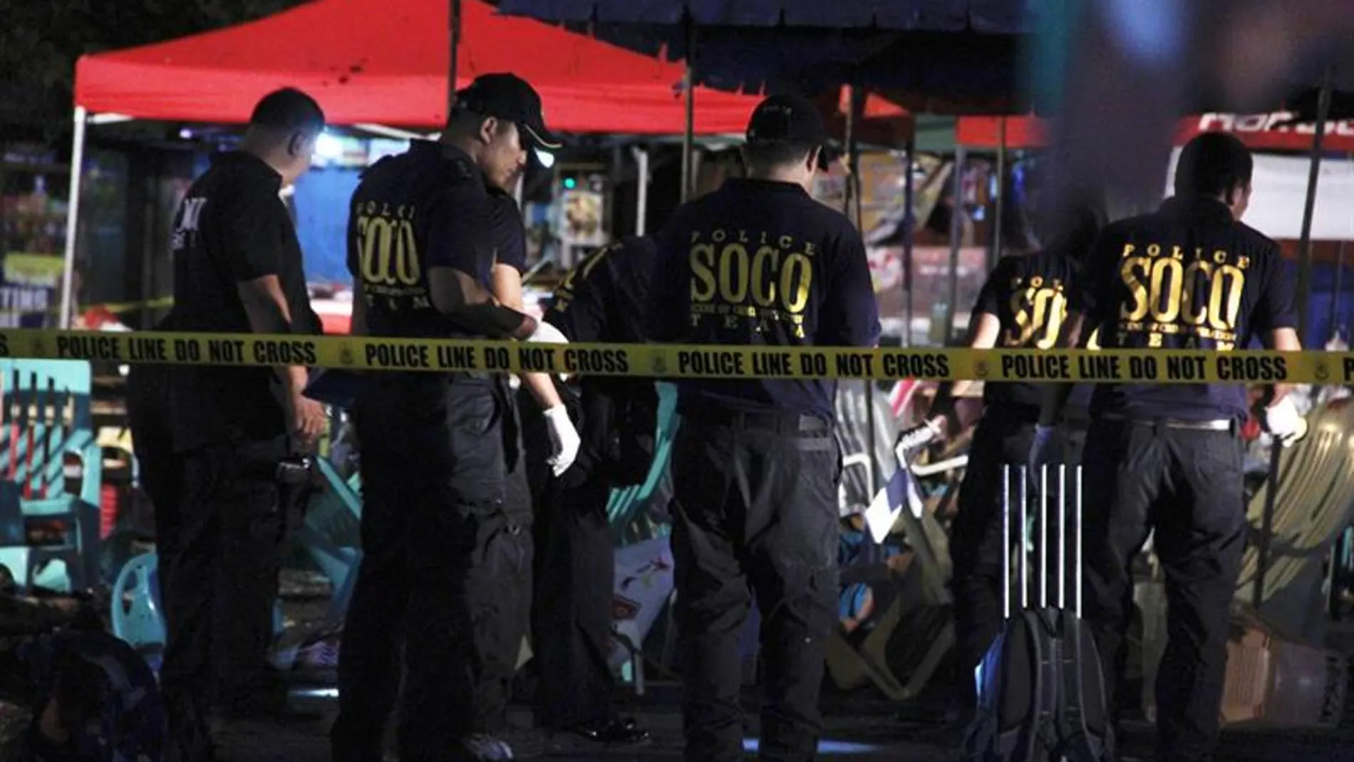 Un Policía Nacional filipino de la SOCO recoge evidencias tras la explosión ocurrida en un mercado en Davao, Filipinas