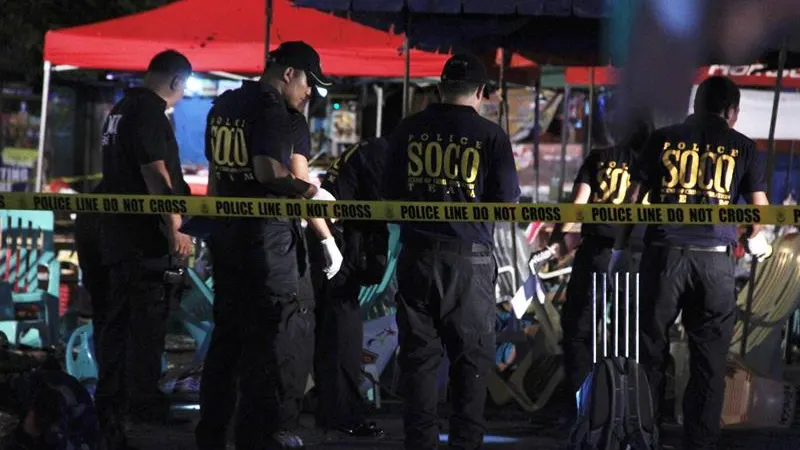 Un Policía Nacional filipino de la SOCO recoge evidencias tras la explosión ocurrida en un mercado en Davao, Filipinas