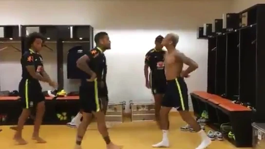 Neymar, Alves y Marcelo bailando Neymar, Alves y Marcelo bailando