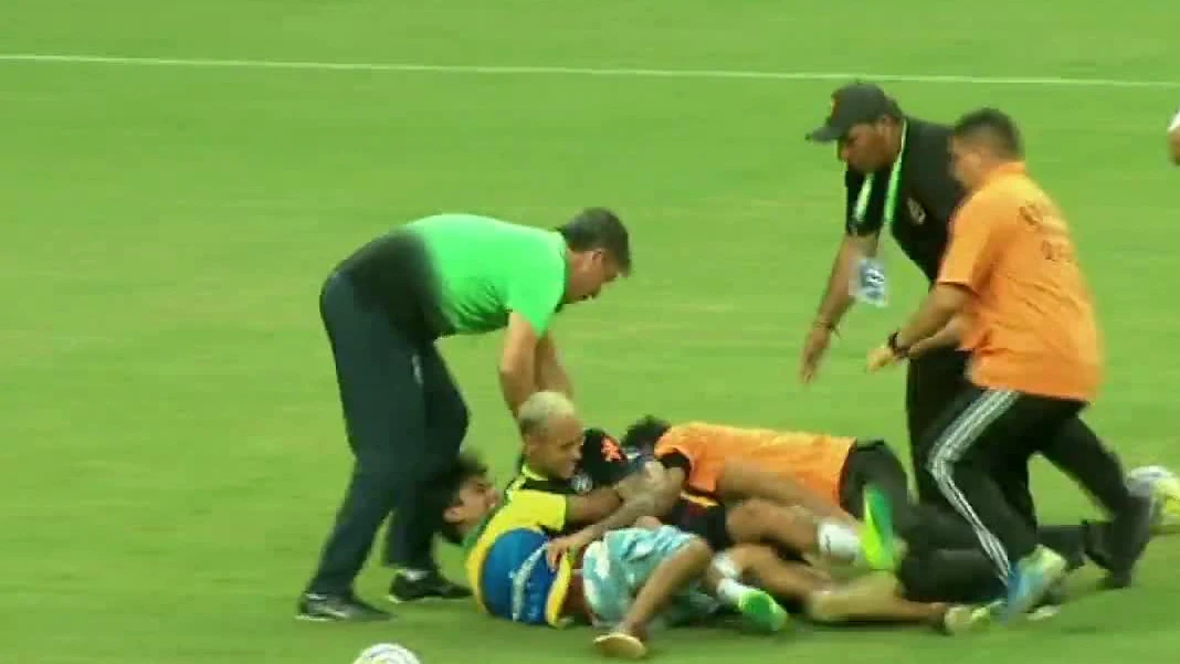 Placaje de varios aficionados brasileños a Neymar Placaje de varios aficionados brasileños a Neymar