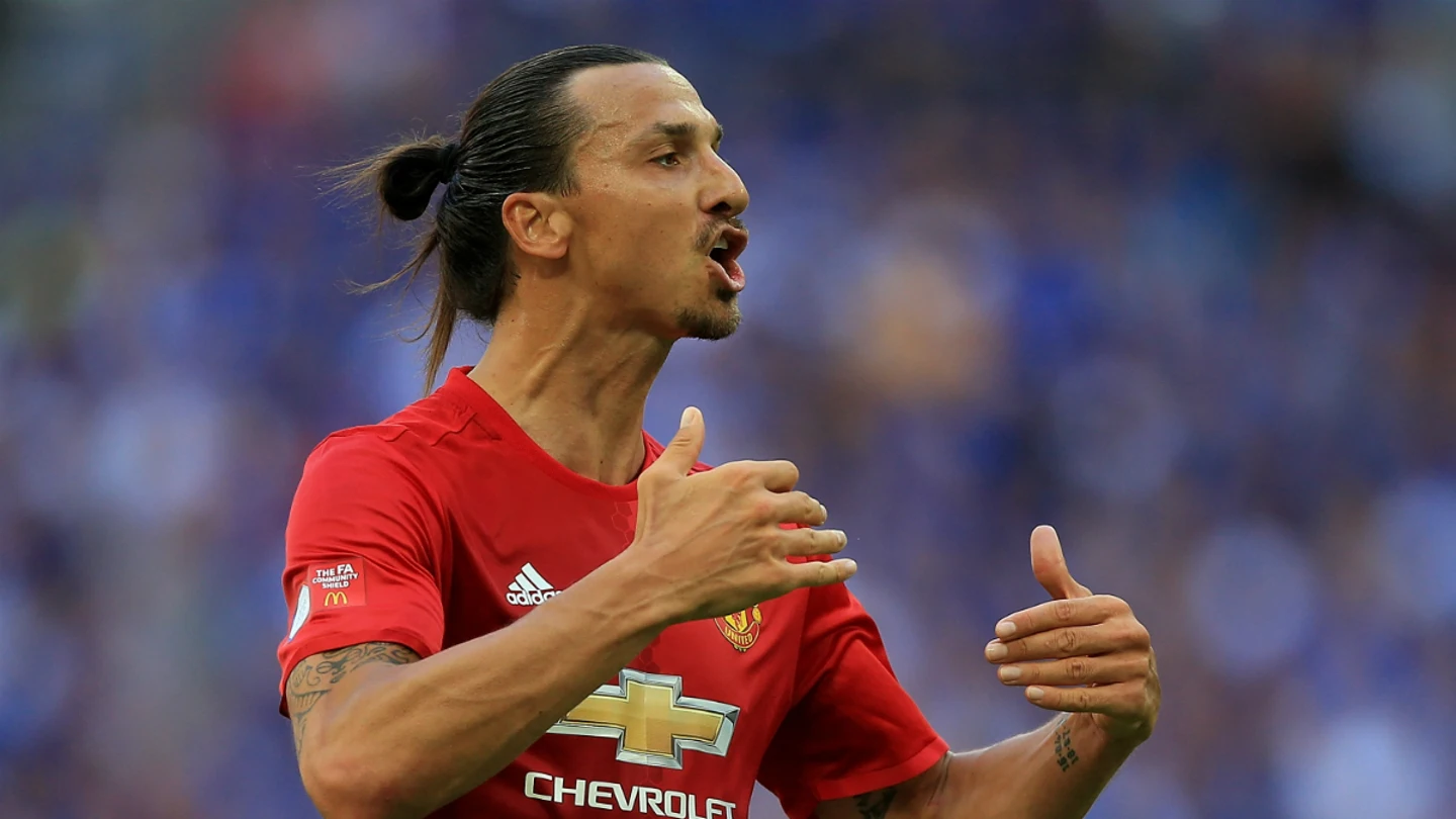 Ibrahimovic da indicaciones a sus compañeros Ibrahimovic da indicaciones a sus compañeros
