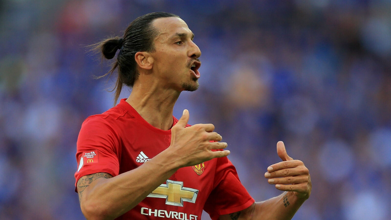 Ibrahimovic da indicaciones a sus compa&ntilde;eros
