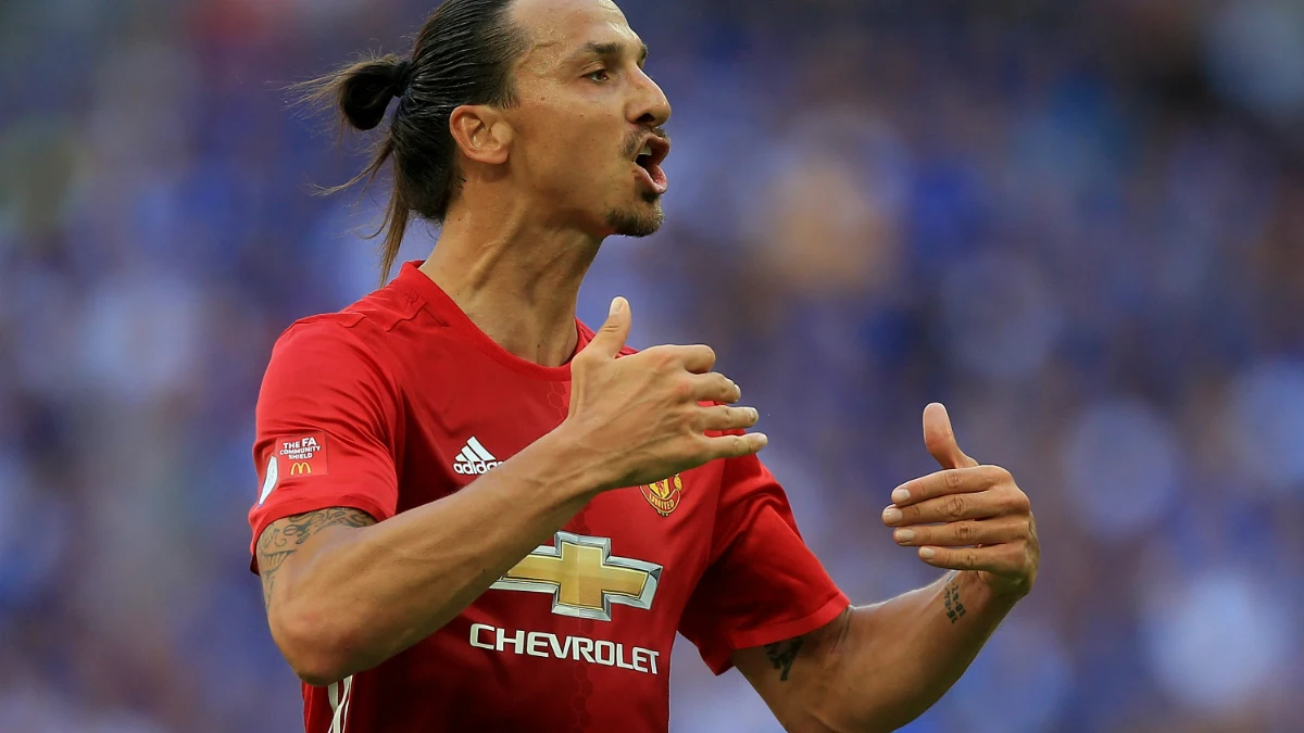 Ibrahimovic da indicaciones a sus compañeros Ibrahimovic da indicaciones a sus compañeros