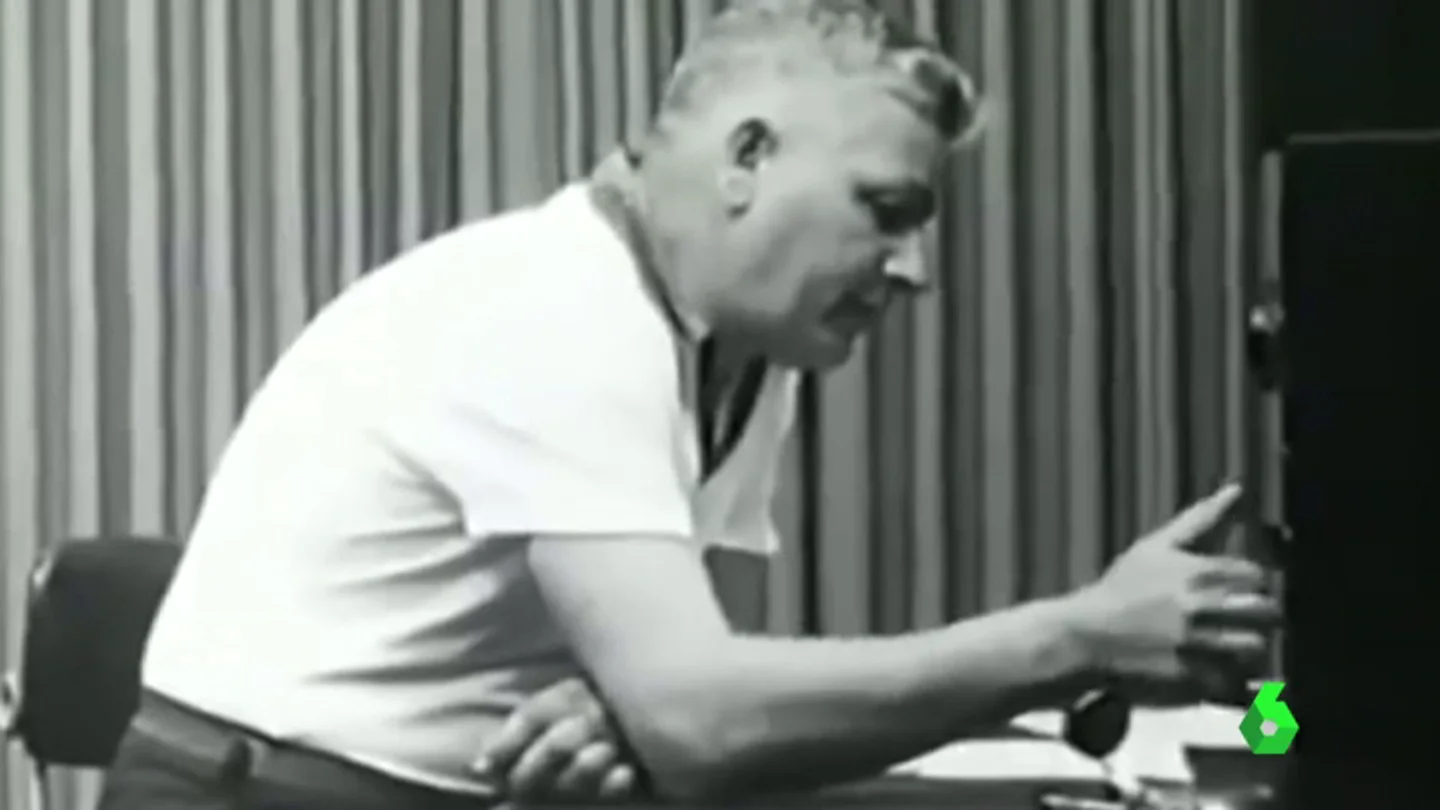 Imágenes del experimento de las descargas de Stanley Milgram. Imágenes del experimento de las descargas de Stanley Milgram.