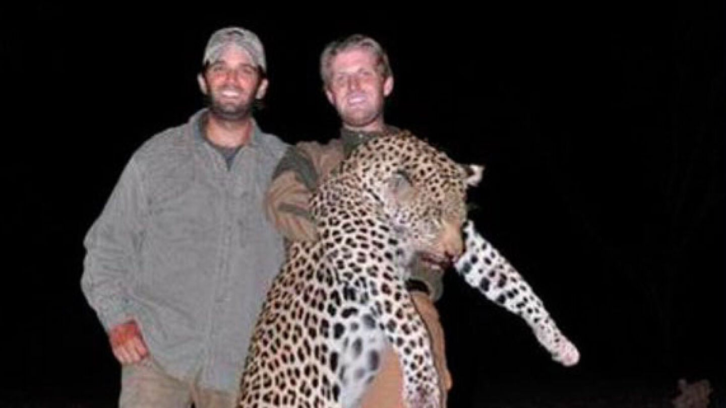 Los Trump posando con un leopardo muerto 