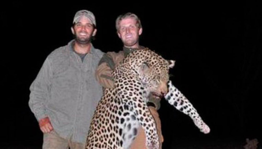 Los Trump posando con un leopardo muerto 