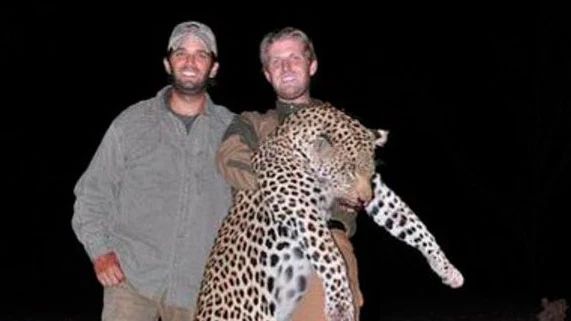 Los Trump posando con un leopardo muerto 