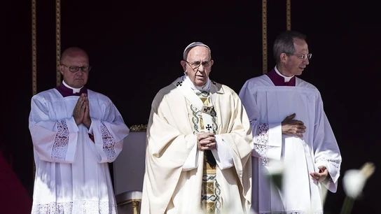 El Papa Francisco se dirige a los congregados en la misa de canonización de la madre Teresa en la Plaza de San Pedro del Vaticano. El Papa Francisco se dirige a los congregados en la misa de canonización de la madre Teresa en la Plaza de San Pedro del Vaticano.