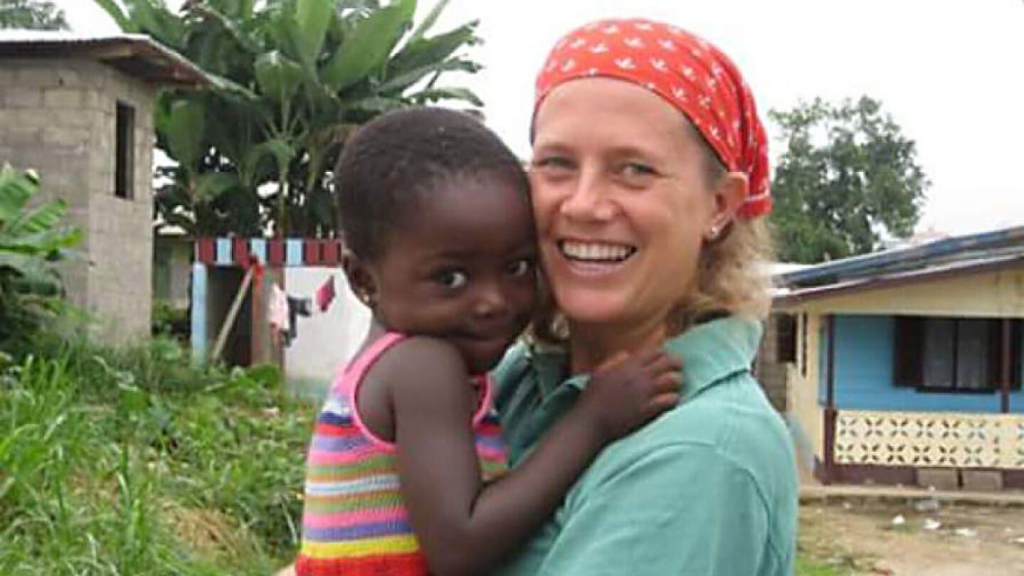Isabel Sol&agrave; con una ni&ntilde;a en brazos