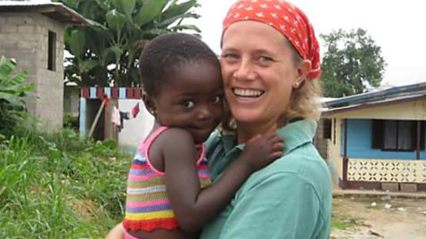 Isabel Solà con una niña en brazos