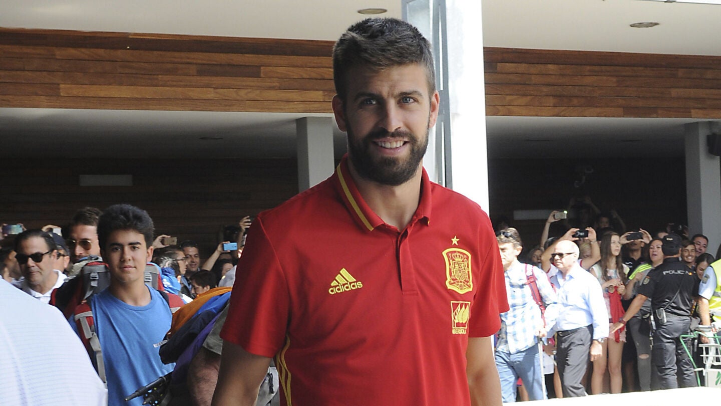 Gerard Piqu&eacute; regresa a Le&oacute;n entre aplausos