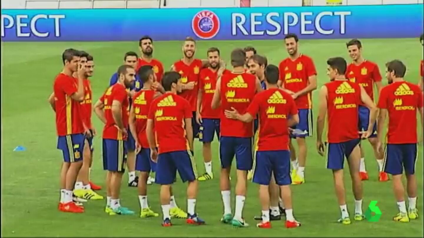 Frame 49.112476 de: M&aacute;s aplausos que pitos para Piqu&eacute; en el entrenamiento de la Selecci&oacute;n