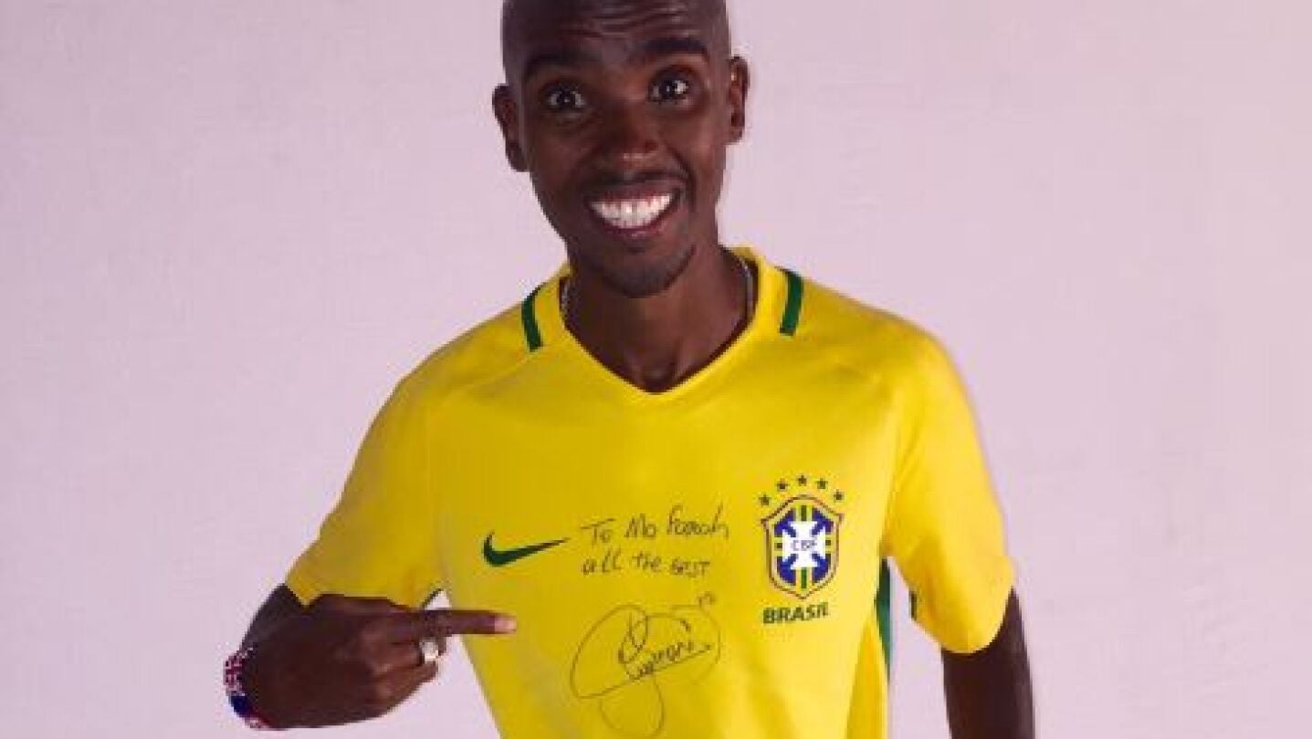 Mo Farah posa feliz con la camiseta de Neymar