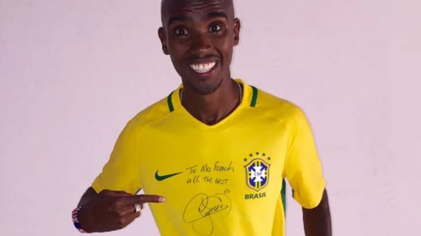 Mo Farah posa feliz con la camiseta de Neymar Mo Farah posa feliz con la camiseta de Neymar