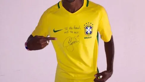 Mo Farah posa feliz con la camiseta de Neymar