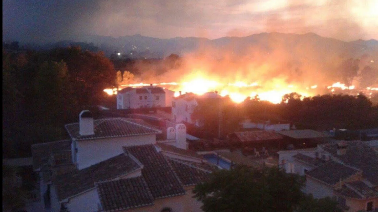 El fuego ha afectado a las viviendas colindantes El fuego ha afectado a las viviendas colindantes
