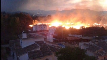 El fuego ha afectado a las viviendas colindantes 