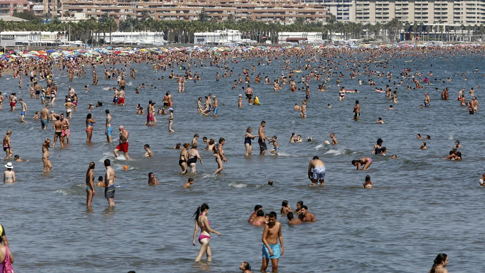 Playa repleta de gente