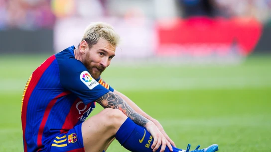Messi, sentado en el césped durante un partido con el Barça Messi, sentado en el césped durante un partido con el Barça