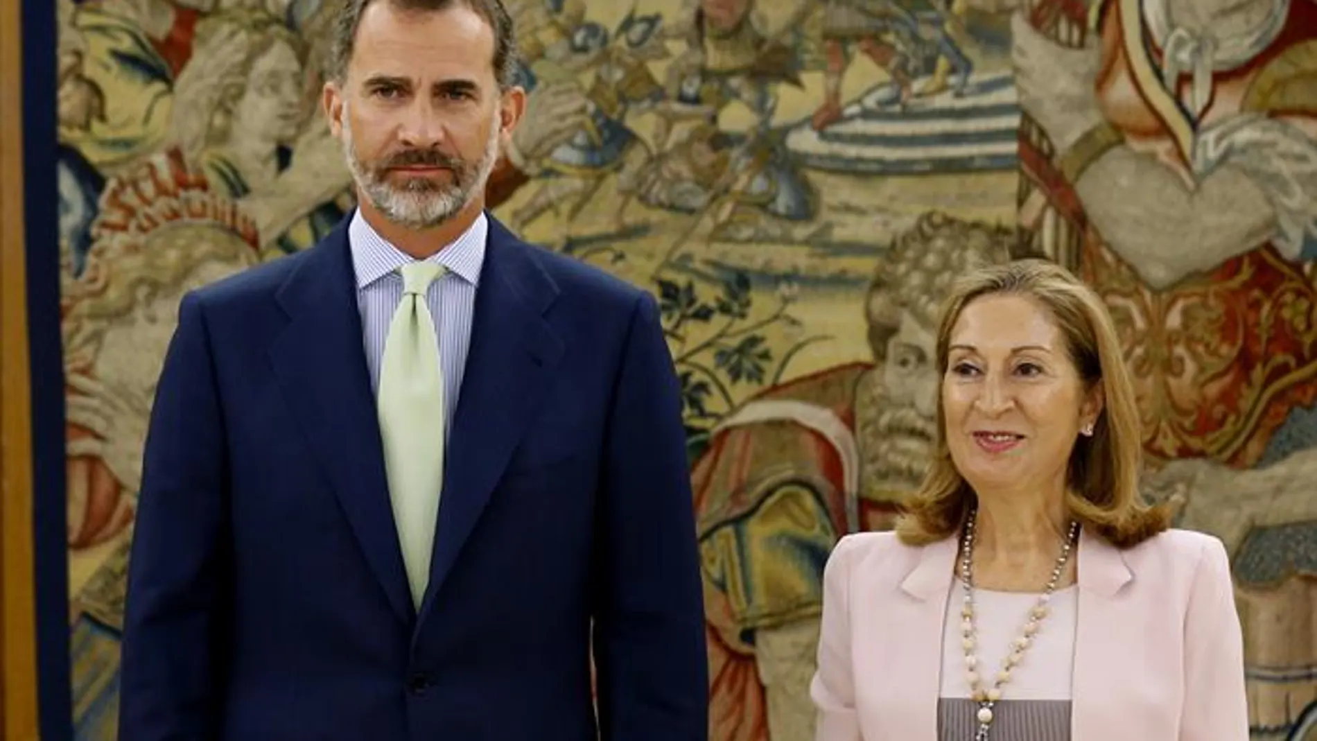 EL Rey Felipe VI junto a la presidenta del Congreso, Ana Pastor.