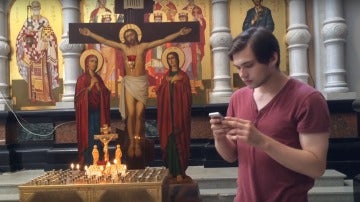 El joven cazando pokémon en la iglesia.