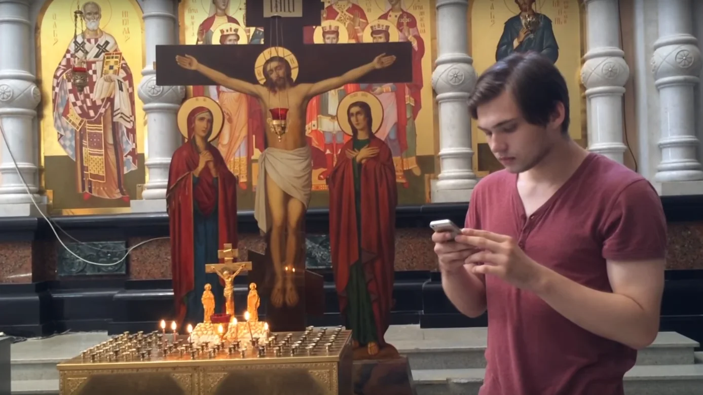 El joven cazando pokémon en la iglesia. El joven cazando pokémon en la iglesia.