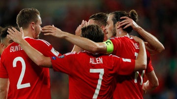 Gales festejando uno de sus cuatro goles ante Moldavia