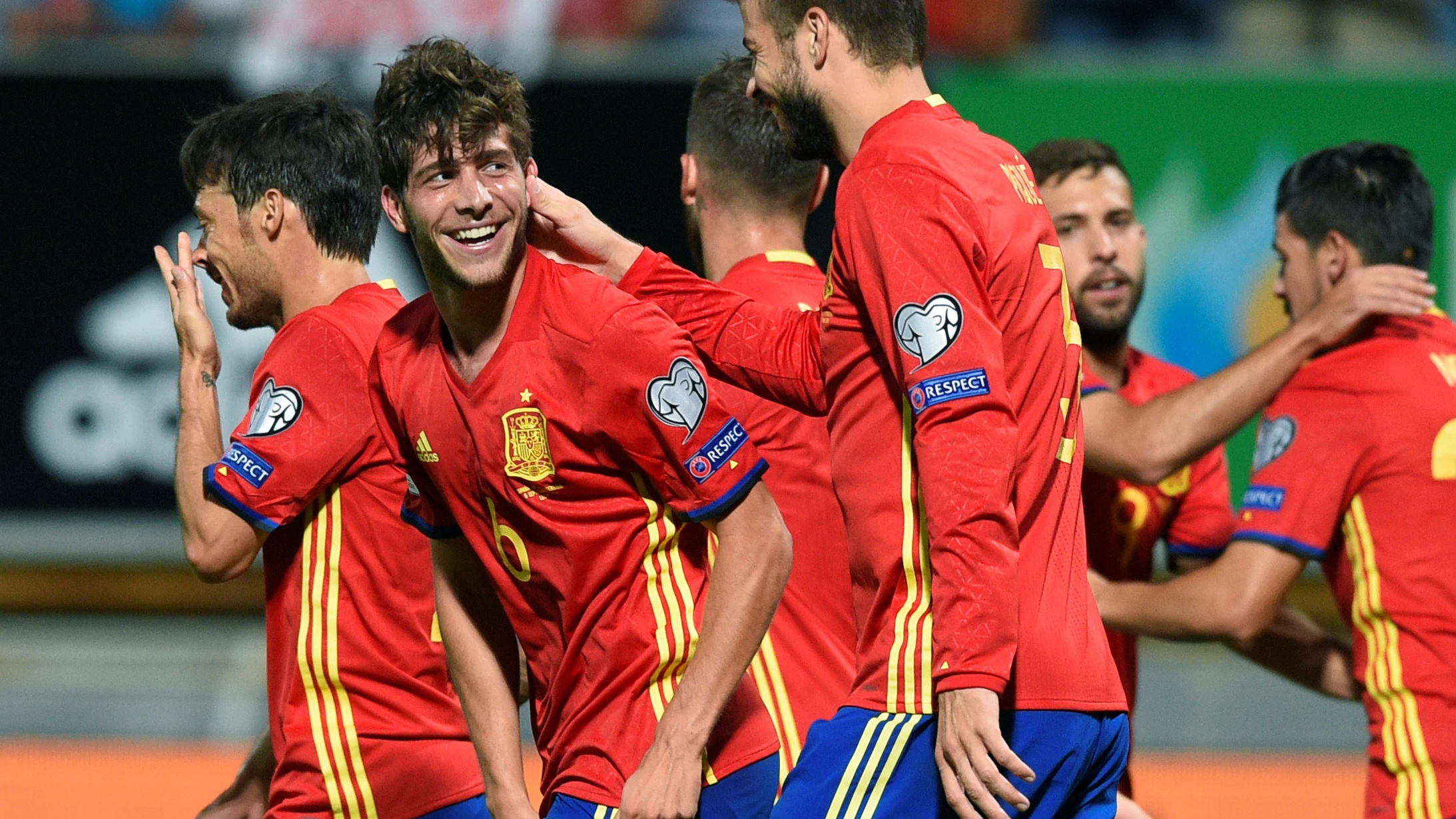 Sergi Roberto celebrando su gol con España ante Liechtenstein.