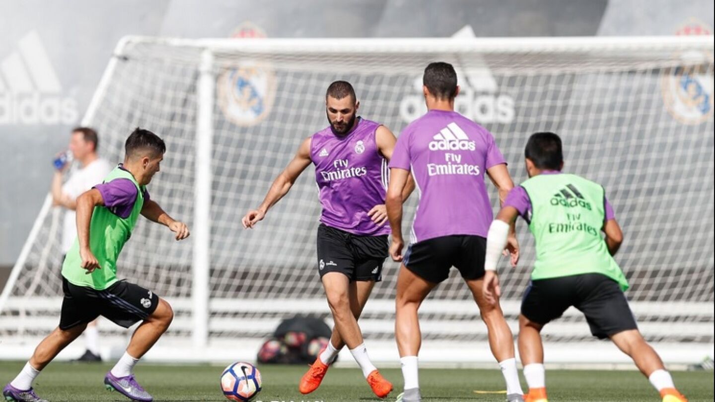 Benzema y Cristiano entrenando con el resto de sus compa&ntilde;eros.