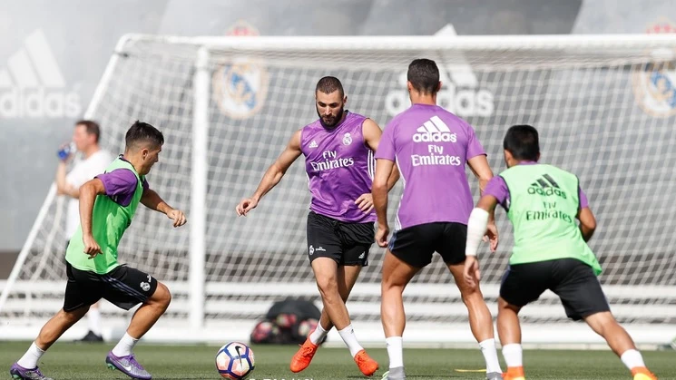 Benzema y Cristiano entrenando con el resto de sus compañeros.