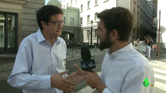 Frame 145.026977 de: Así se pierden 100 euros: Gonzo se los apuesta con dos dirigentes del PSOE que dijeron que dirían 'no' a Mariano Rajoy Frame 145.026977 de: Así se pierden 100 euros: Gonzo se los apuesta con dos dirigentes del PSOE que dijeron que dirían 'no' a Mariano Rajoy