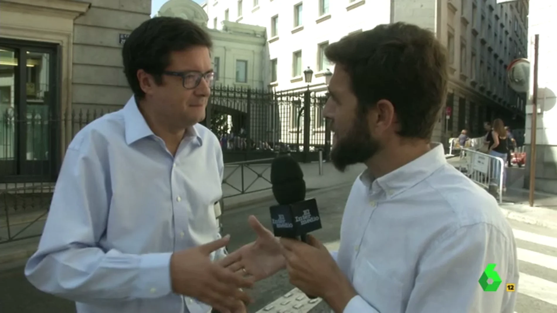 Frame 145.026977 de: Así se pierden 100 euros: Gonzo se los apuesta con dos dirigentes del PSOE que dijeron que dirían 'no' a Mariano Rajoy