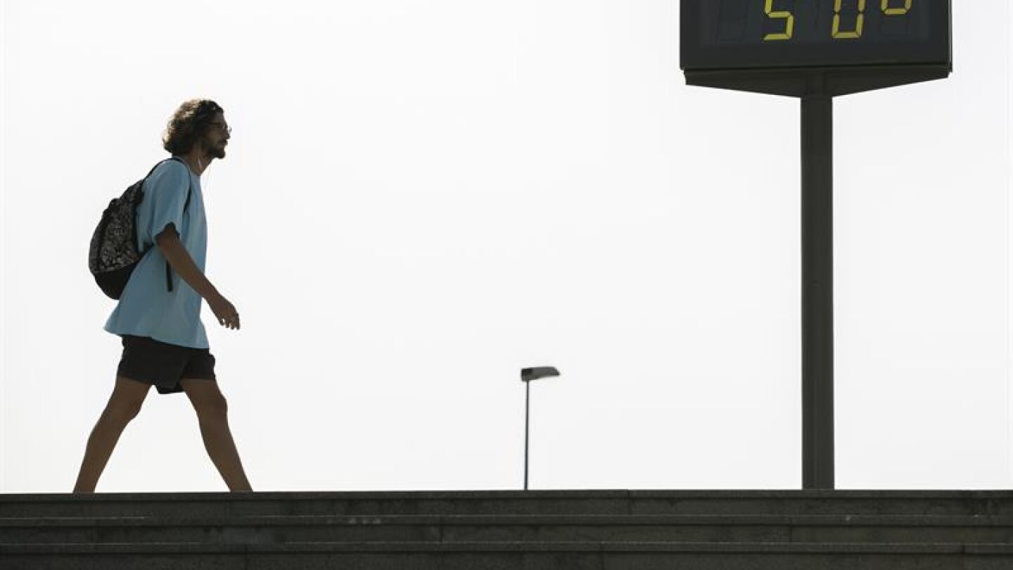 El term&oacute;metro marca 50 grados en Sevilla