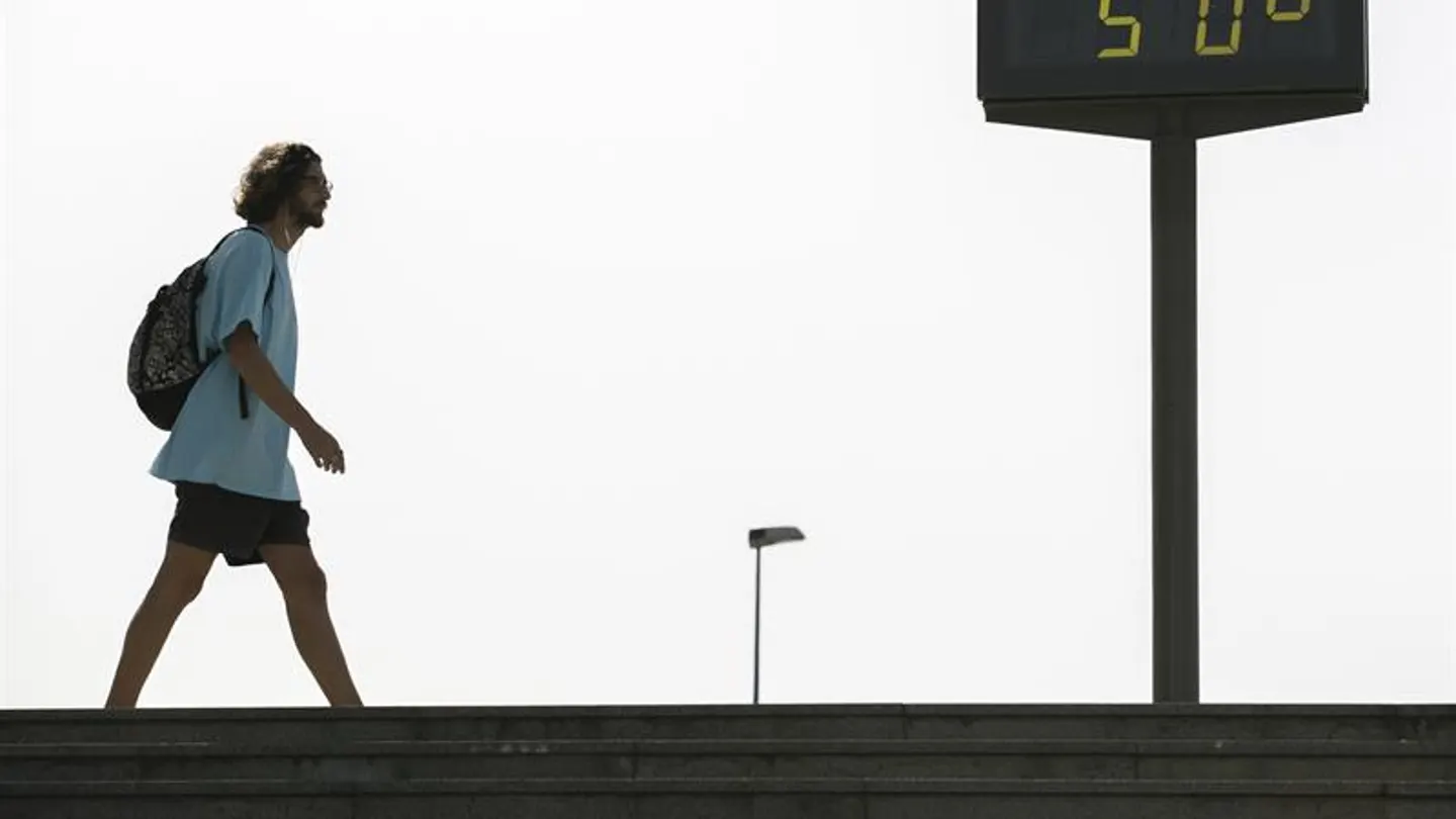 El termómetro marca 50 grados en Sevilla El termómetro marca 50 grados en Sevilla