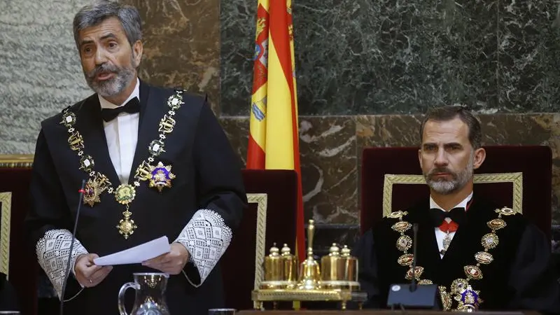 Carlos Lesmes junto al Rey Felipe VI